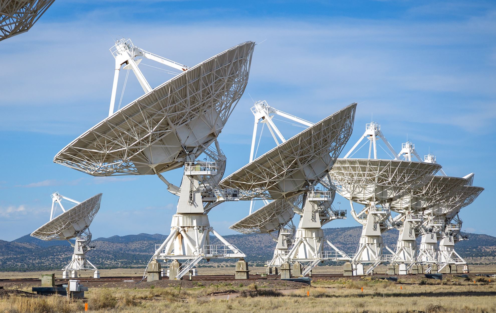 Optimizing GCS Antenna Arrays for Multi-Drone Swarms